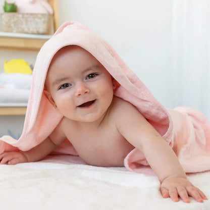 🛁 Capa de bambú: Toalla de alta absorción y suavidad extrema, ideal para el momento del baño.
