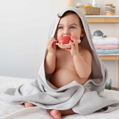 🛁 Capa de Baño de Bambú: Toalla de alta absorción y textura sedosa en un elegante tono gris, ideal para secar delicadamente la piel del bebé después del baño.