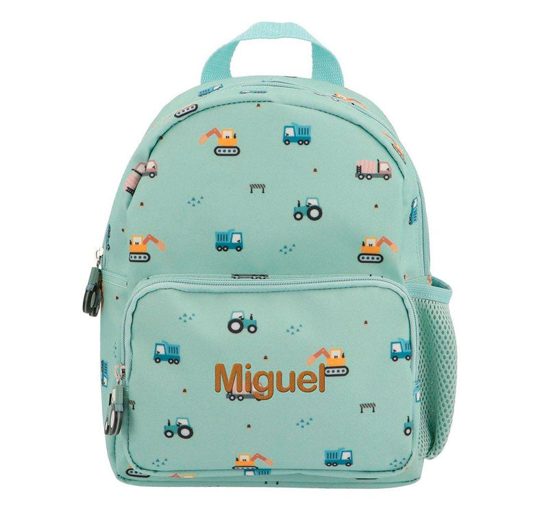 Mochila Infantil Trucks Personalizable es perfecta para esos pequeños aventureros en su regreso a clases!&nbsp; esta mochila es un must-have para llevar a la escuela.; El tamaño pequeño es perfecto para llevar una muda y puede ser personalizado con su nombre. Además, cuenta con un bolsillo frontal para llevar cómodamente su juguete favorito PERSONALIZACION HILO MOSTAZA