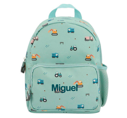 Mochila Infantil Trucks Personalizable es perfecta para esos pequeños aventureros en su regreso a clases!&nbsp; esta mochila es un must-have para llevar a la escuela.; El tamaño pequeño es perfecto para llevar una muda y puede ser personalizado con su nombre. Además, cuenta con un bolsillo frontal para llevar cómodamente su juguete favorito PERSONALIZACION HILO MENTA