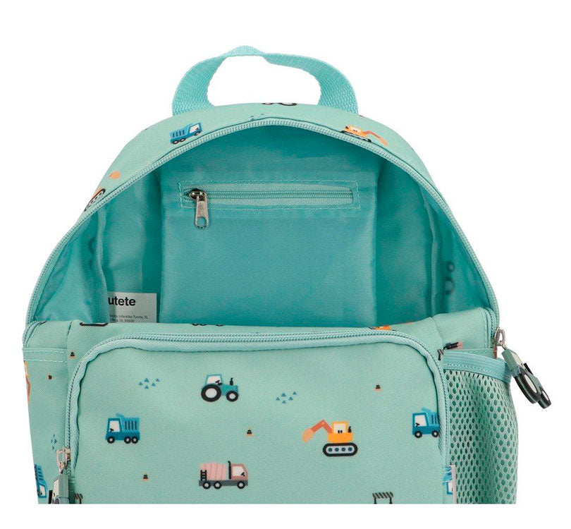 Mochila Infantil Trucks Personalizable es perfecta para esos pequeños aventureros en su regreso a clases!&nbsp; esta mochila es un must-have para llevar a la escuela.; El tamaño pequeño es perfecto para llevar una muda y puede ser personalizado con su nombre. Además, cuenta con un bolsillo frontal para llevar cómodamente su juguete favorito VISTA INTERIOR