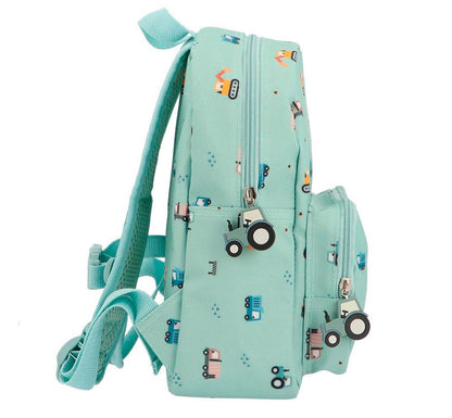 Mochila Infantil Trucks Personalizable es perfecta para esos pequeños aventureros en su regreso a clases!&nbsp; esta mochila es un must-have para llevar a la escuela.; El tamaño pequeño es perfecto para llevar una muda y puede ser personalizado con su nombre. Además, cuenta con un bolsillo frontal para llevar cómodamente su juguete favorito VISTA LATERA CON TIRADOR