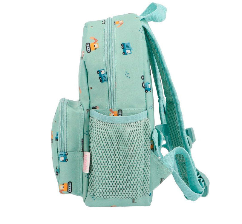 Mochila Infantil Trucks Personalizable es perfecta para esos pequeños aventureros en su regreso a clases!&nbsp; esta mochila es un must-have para llevar a la escuela.; El tamaño pequeño es perfecto para llevar una muda y puede ser personalizado con su nombre. Además, cuenta con un bolsillo frontal para llevar cómodamente su juguete favorito VISTA LATERAL