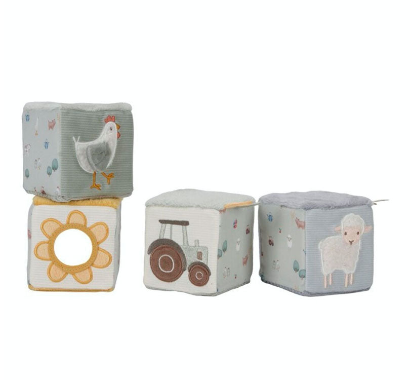 onjunto de cubos blanditos de la colección Pequeña Granja.  Estimula la coordinación mano-ojo de tu pequeño mientras se divierte durante horas. Con 4 cubos sensoriales, cada uno diseñado con colores suaves y un número único, tu bebé también podrá explorar divertidas etiquetas, caras de felpa y un espejo soleado.