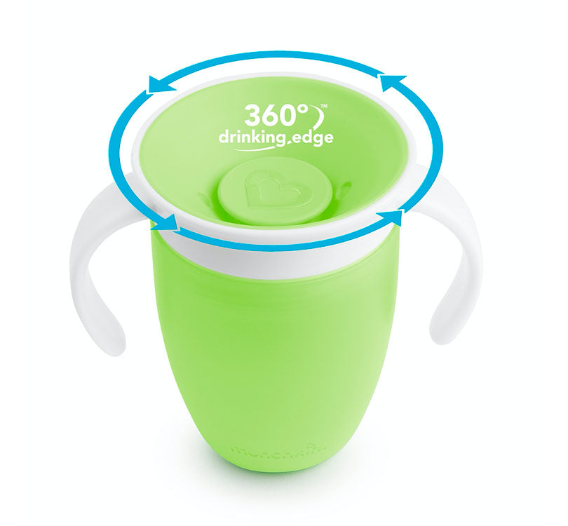 la taza antiderrames Miracle 360° de Munchkin! Mantén las bebidas en su lugar sin complicaciones. Diseñada para niños, promueve el desarrollo oral y es fácil de usar y limpiar. verde lima munchkin borde