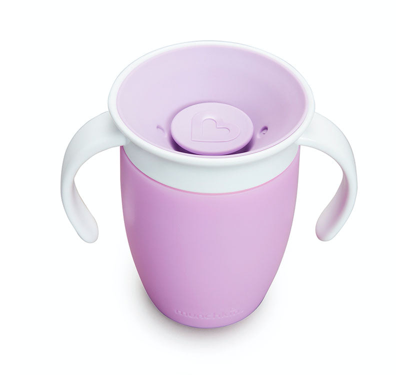 la taza antiderrames Miracle 360° de Munchkin! Mantén las bebidas en su lugar sin complicaciones. Diseñada para niños, promueve el desarrollo oral y es fácil de usar y limpiar. Colo r malva munchkin desde arriba