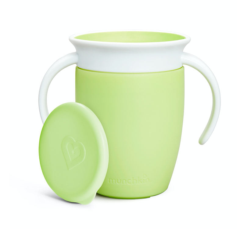 la taza antiderrames Miracle 360° de Munchkin! Mantén las bebidas en su lugar sin complicaciones. Diseñada para niños, promueve el desarrollo oral y es fácil de usar y limpiar. verde lima munchkin