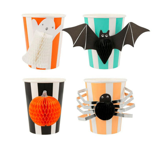 vasos de personajes de Halloween terroríficamente bonitos! Perfectos para servir bebidas misteriosas.. con estampados de rayas mono color y detalles de personajes de Halloween con nido de abeja  de la marca Meri Meri 