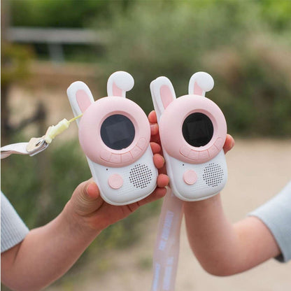 Walkie Talkies Zoo Rabbit (The Zoofamily)

¡La diversión está asegurada con los originales&nbsp;Walkie Talkies Zoo Rabbit! Perfectos para aventuras al aire libre, estos dispositivos combinan un diseño adorable y resistente con un gran alcance y funcionalidades extra como la luz linterna.