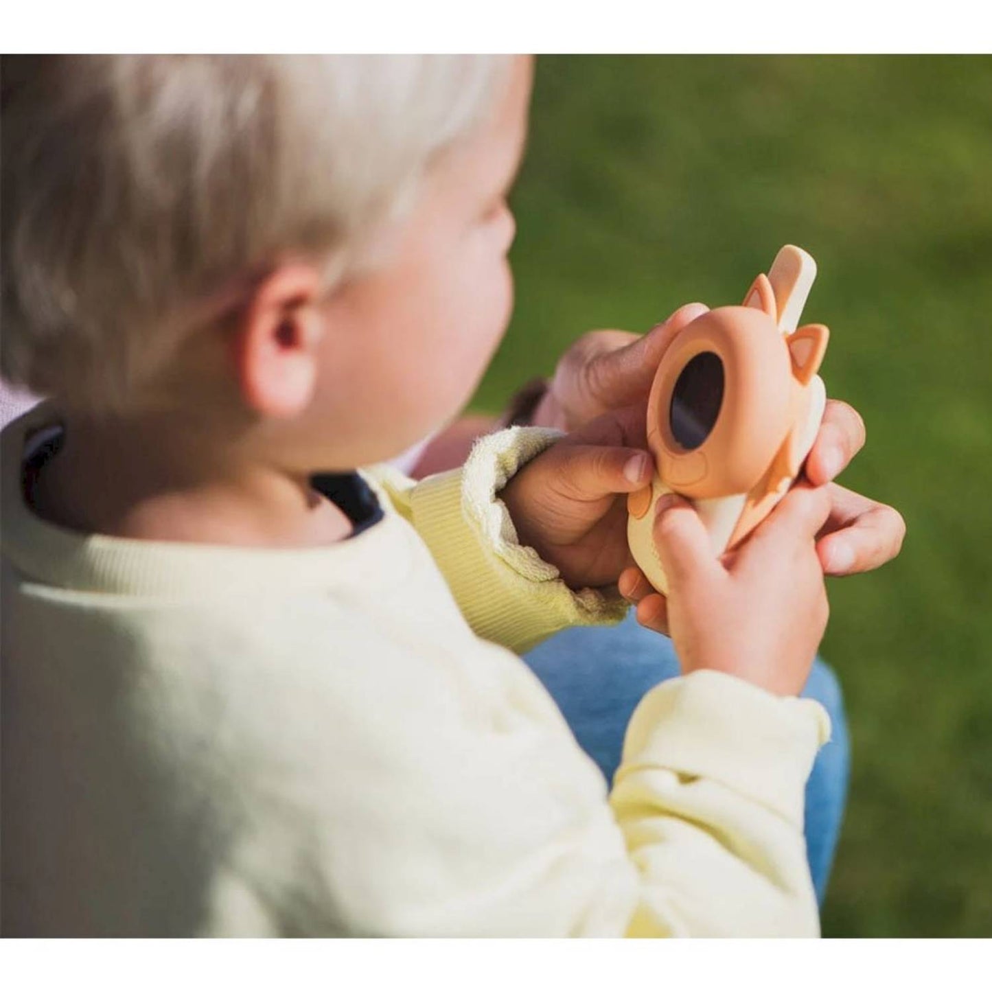  Walkie Talkies Zoo Zorro (Fox) (The Zoofamily)

Los originales&nbsp;Walkie Talkies Zoo Zorro garantizan horas de aventura y comunicación. Su diseño de silicona resistente, combinado con un gran alcance y luz linterna, los hace perfectos para juegos al aire libre y en cualquier momento del día. 