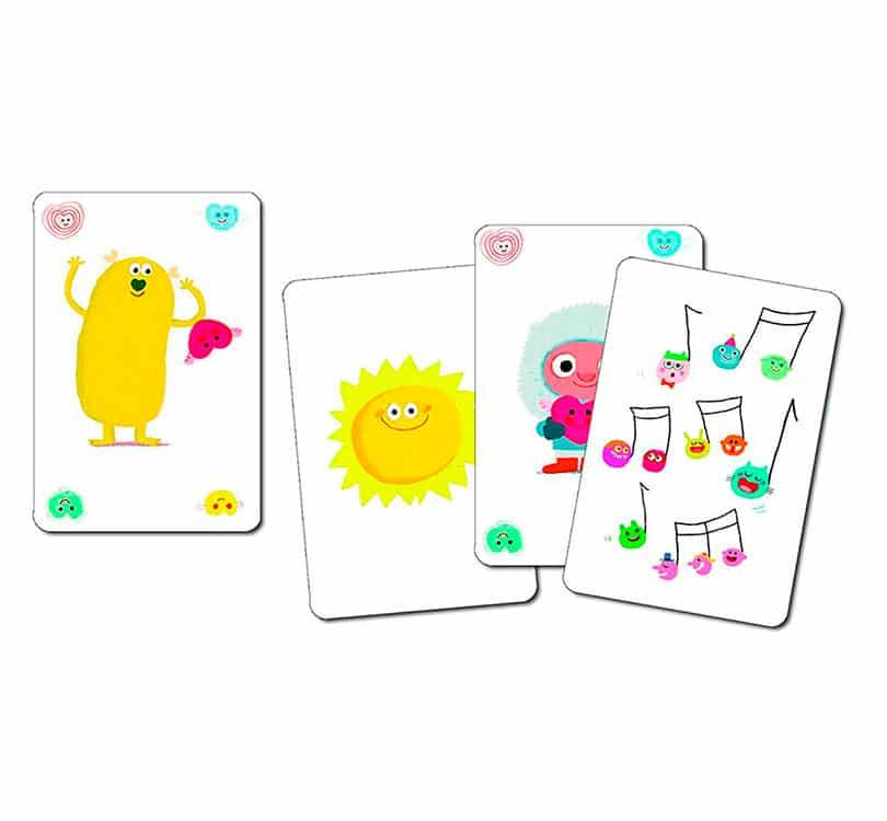 cartas del juego de cartas de DJECO bisous  todo, en la que se ven dos niños acostados en la cama que es la propia caja del juego de la marca DJECO