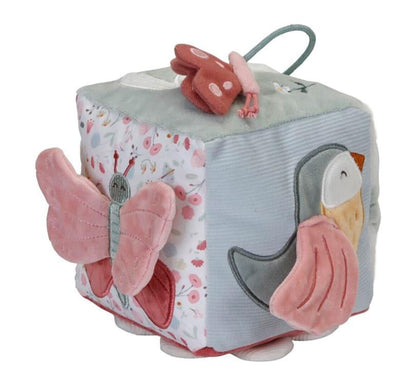 cubo blandito de juego sensorial para bebés insirado en la naturaleza con estampado de flores y pájaros en tonos principales rosas y verdes