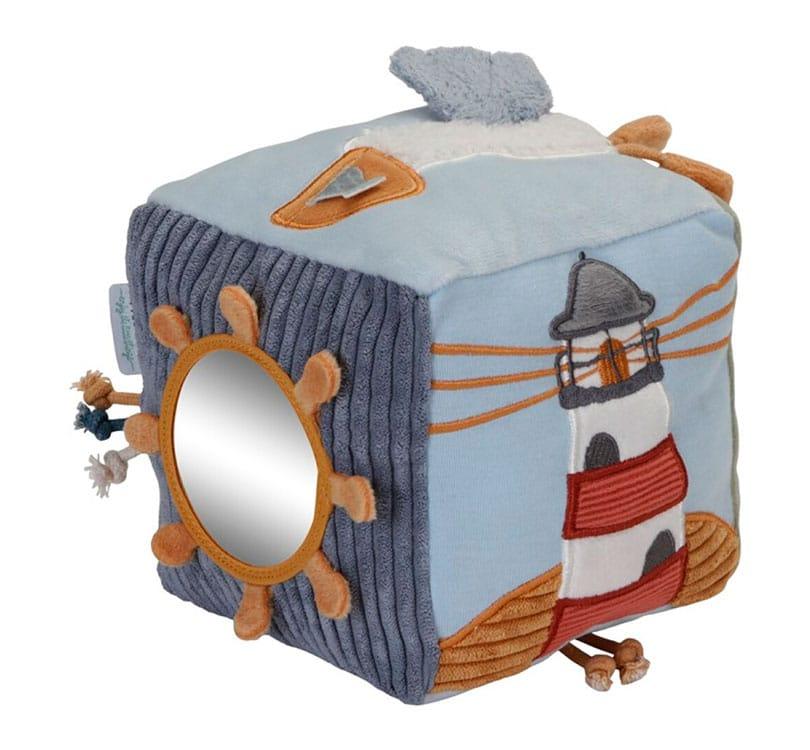 cubo blandito de juego sensorial para bebés inspirado en la mar con estampado de estampado marinero en tonos principales azules y mostazas