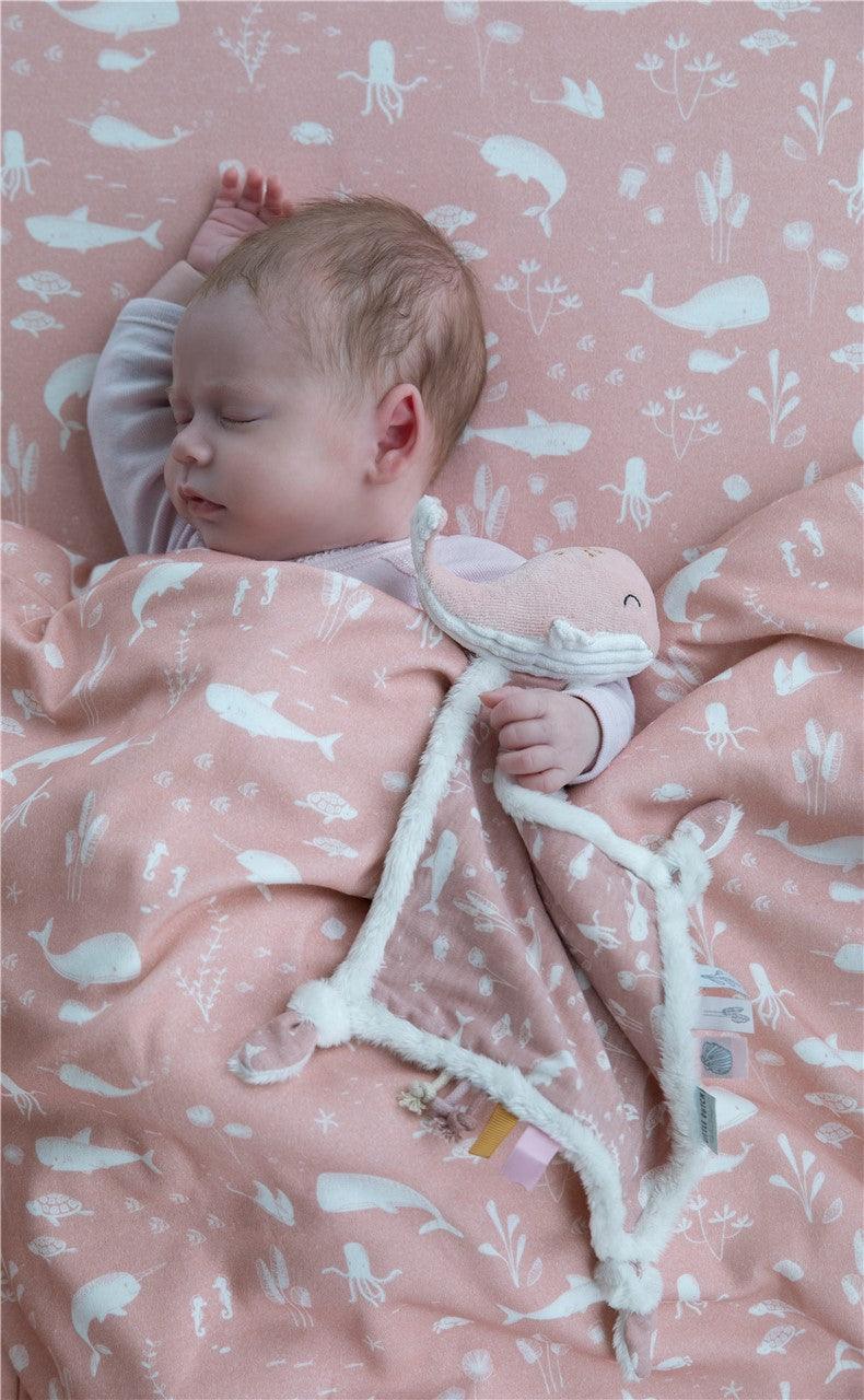 bebe dormido con muselina y dou dou de la colección oceánica de Little Dutch en tonos rosas y blancos