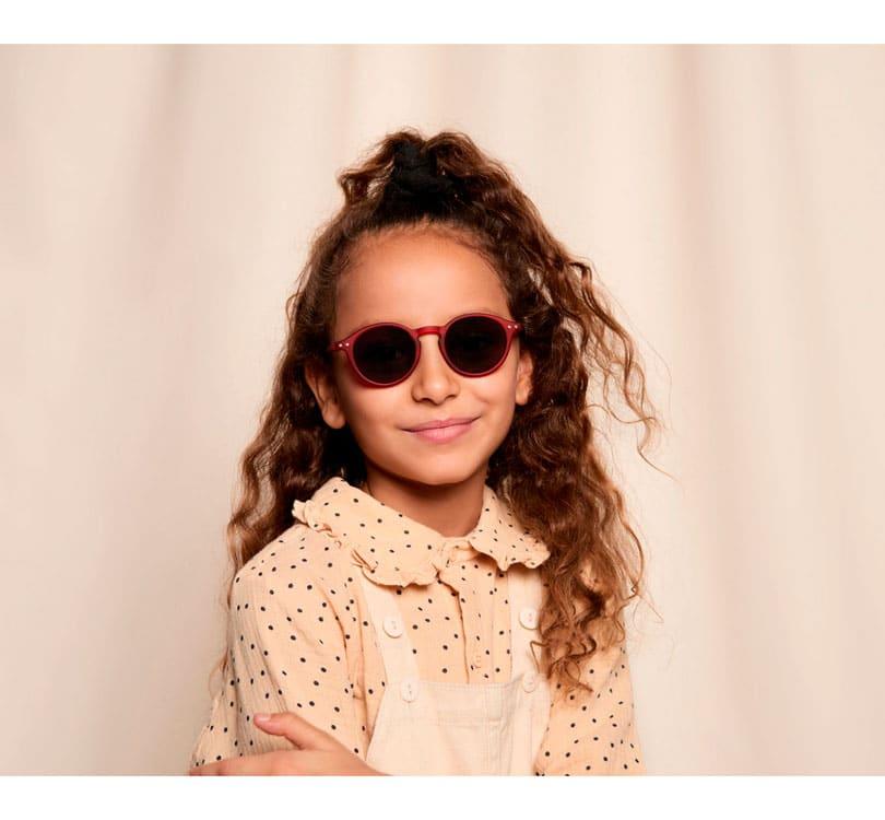 Foto de life style Gafas de sol infantiles marca izipizi en talla 5- 10 años , montura modelo d , redondeadas en color Rojo