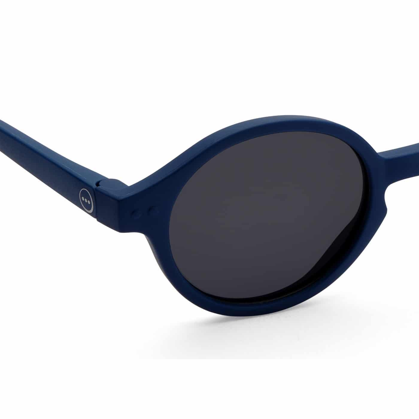 Gafas de sol infantiles marca izipizi en talla 9-36 meses a, montura modelo d , redondeadas en color azul marino