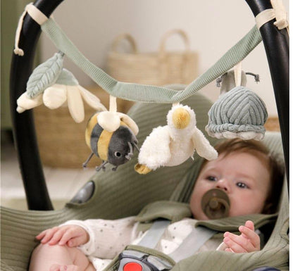 BEBE EN LA MAXI COSI JUGANDO CON JUGUETE BLANDITO PARA COLGAR EN EL COCHECITO DE LA COLECCION OCAS EN N¡TONO MENTA Y MOSTAZA CON ELEMENTOS COLGANTES COMO UN CARACOL, OCA, ABEJA Y MARGARITA DE LA MARCA LITTLE DUTCH  Editar texto alternativo