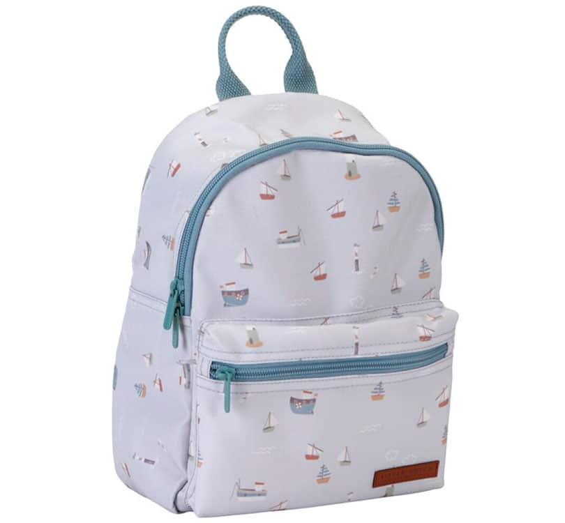 mochila pequeña para etapa de preescolar de la marca Little Dutch con estampado marinero en tono azul claro  y cremalleras en tono azul grisáceo con un bolsillo grande de cremallera y uno pequeño frontal también de cremallera